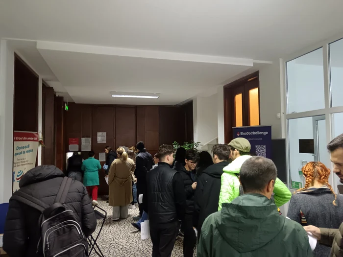It was queuing for hours to donate blood to Eduard. Photo: Cătălin Suciu. 