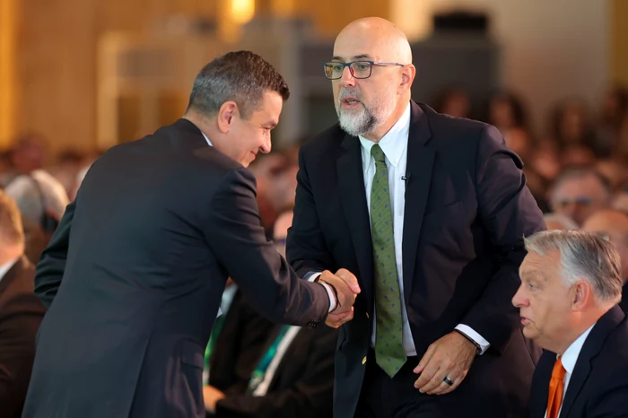 Sorin Grindeanu shakes his hand with Kelemen Hunor, at the UDMR Congress Inquam / Simion Tataru
