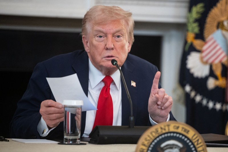 Trump threatens China with restrictions on exports for Boeing planes