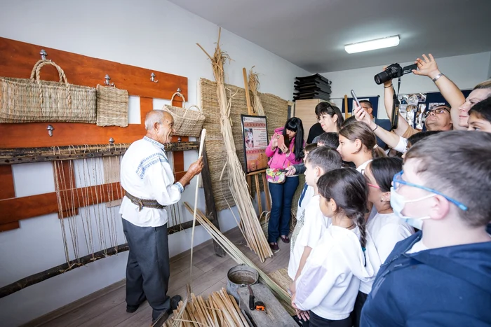 Children are curious to find out from the mysteries of old crafts photo: FB/Culture and Art Center