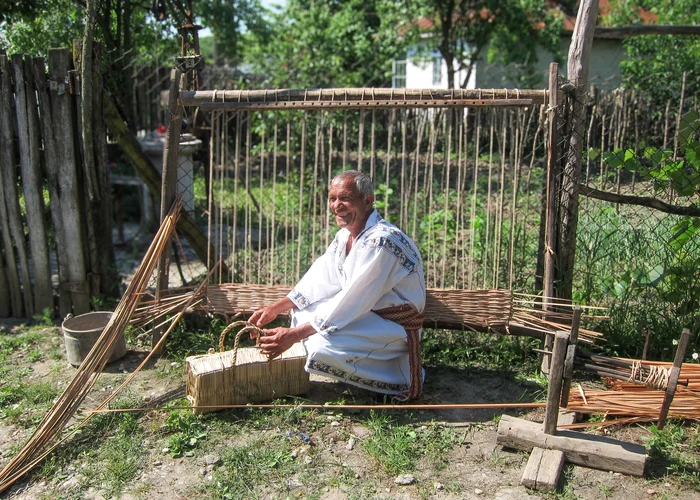 Master Gheorghe Neagoe in his household in the mouth of Călu PHOTO: Valeru Ciurea