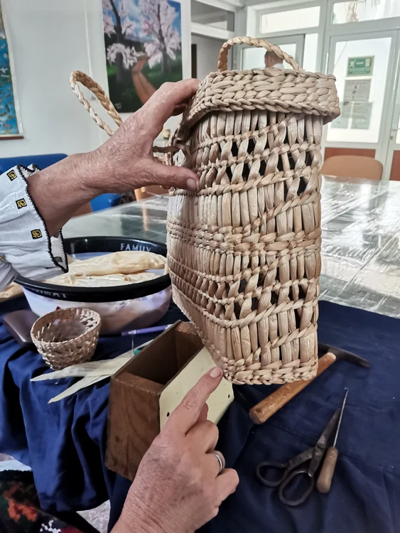 In the braid workshop at the head each craftsman made a few such objects a day: I have