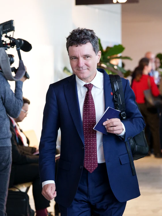 Nicușor Dan with a notebook in Presiden.ro photo