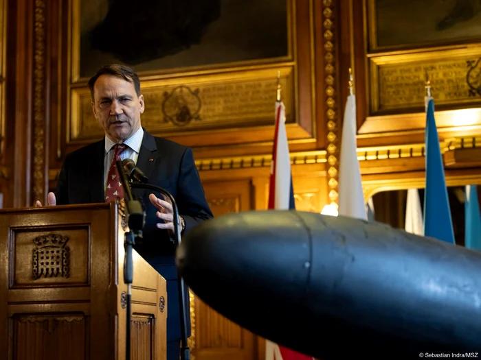 Radoslaw Sikorski, near the Iranian drone on a room in the House of Commons/Photo: Facebook