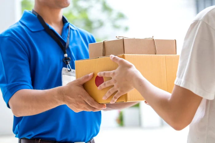 A courier teaches the recipient's packages