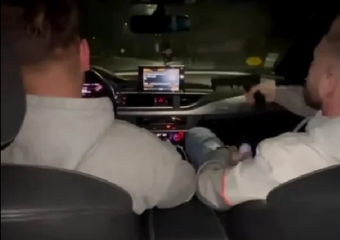 Three young people were filmed with a pistol and the baton in the car: Facebook video capture / Vasile Dale