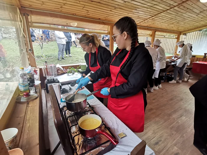 High school students with public catering profile, in competition PHOTO: Alina Mitran