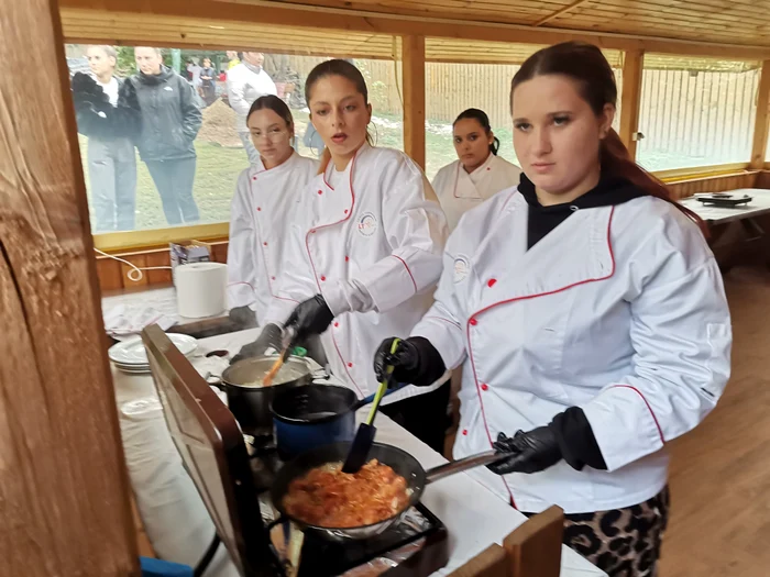 High school students with public catering profile, in competition PHOTO: Alina Mitran