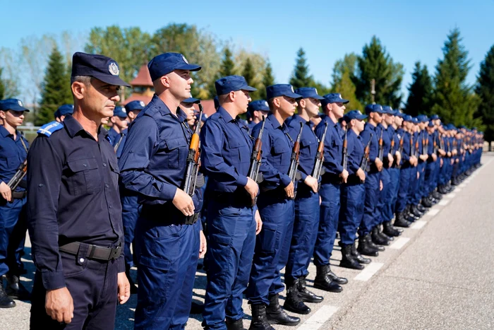 The moment of taking the oath at the Dragașani Gendarmerie School PHOTO: FB/Drăgășani Gendarmerie School