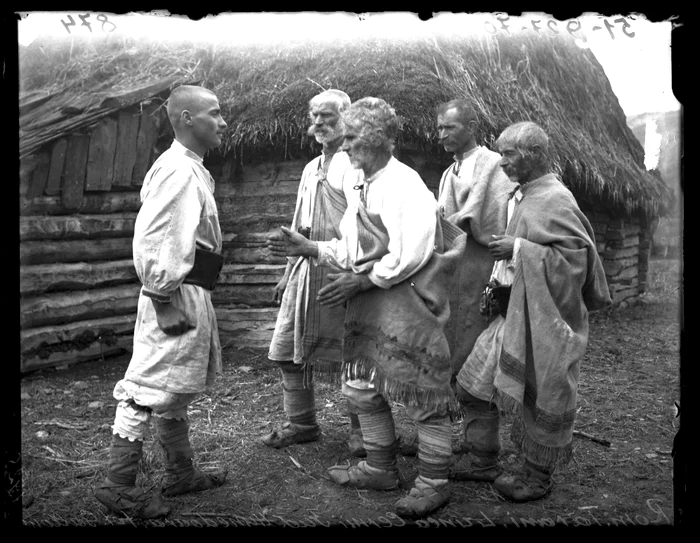 Peasants from Lunca Cernii. 1928 Photo: Denis Galloway SOURCE: Ethnographic Museum of Transylvania.
