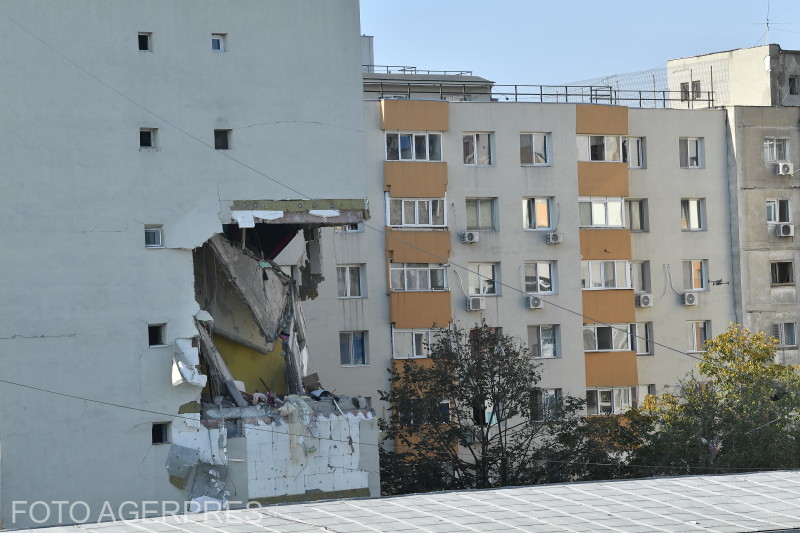 The block damaged by an explosion, in the Rahova district. Photo: Alex Micsik / Agerpres