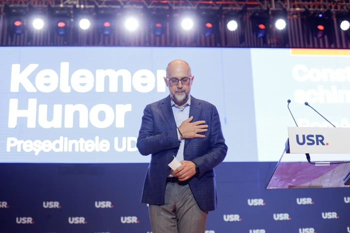 Kelemen Hunor explains the singing of the Szekler anthem at the UDMR congress PHOTO: Inquam photos/George Călin