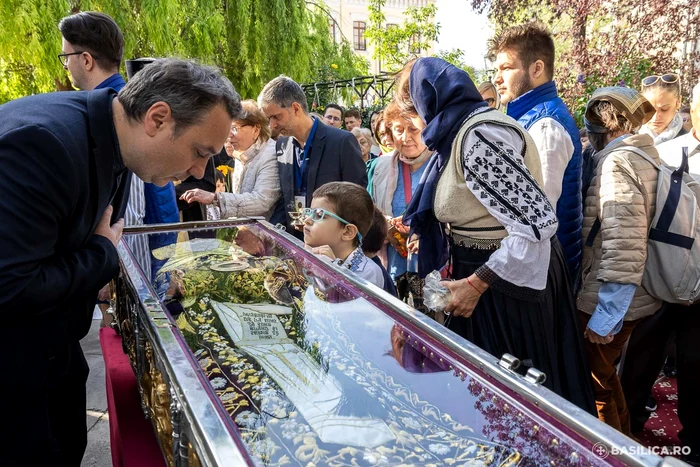 People at the relics of St. Demetrius the New, the Protector of Bucharest Photo Basilica ro dms