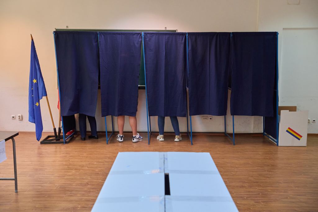 Voting booths. Photo: Inquam Photos / Codrin Unici