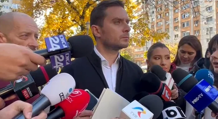 Stelian Bujduveanu, press statements in front of Dimitrie Bolintineanu High School. Photo: The truth