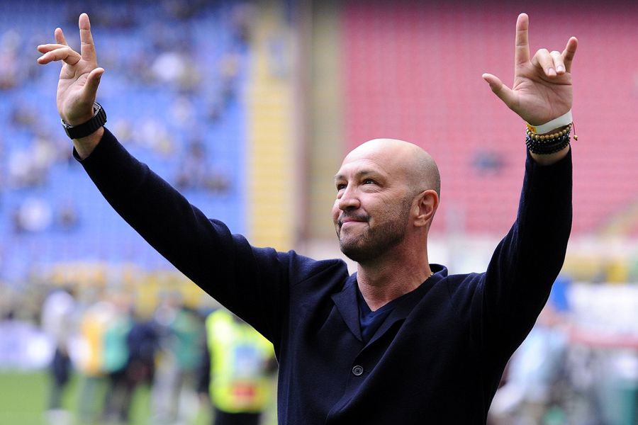 Walter Zenga came to Romania for the first time at FC Național, in 2002 Mutu, if you were silent, you would remain a philosopher!