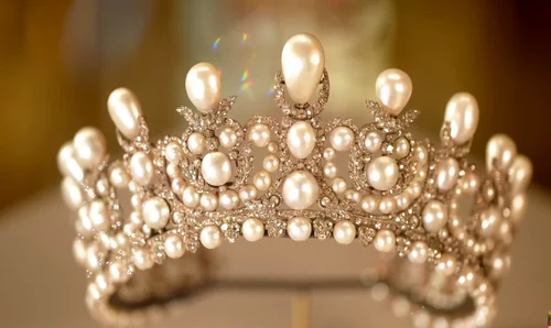 French Crown Jewels stolen from Louvre Museum tiara recovered YouTube video capture Louvre Museum jpg