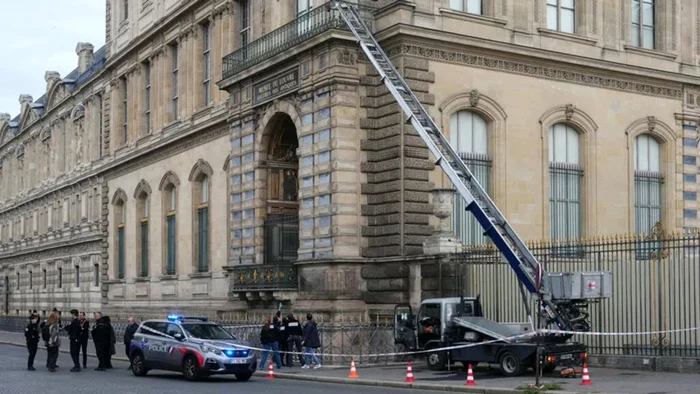 The balcony where the thieves broke into the Louvre Museum/FOTO:X