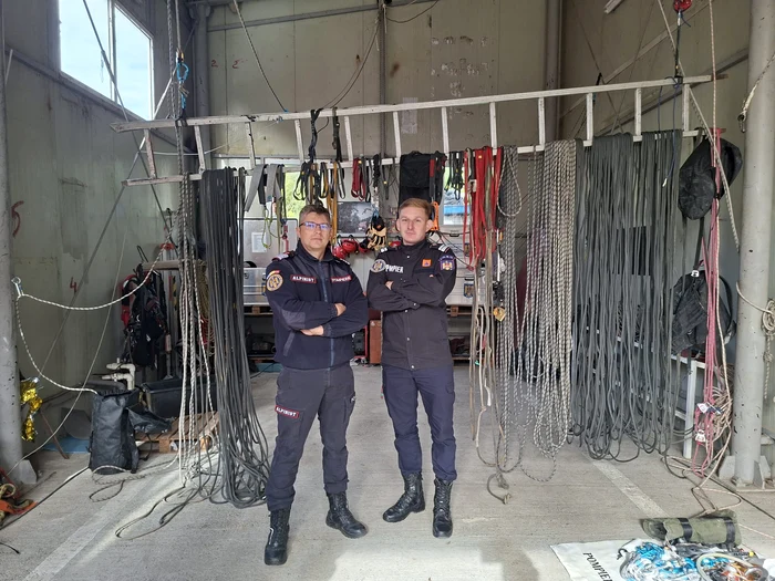Ionuț Honciuc (left of the image), with one of his colleagues. PHOTO Cosmin Zamfirache