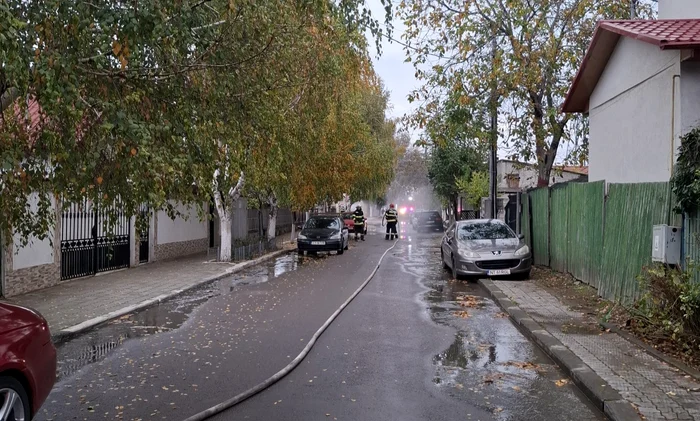 A female driver broke a gas pipe in Năvodari PHOTO: Facebook / Năvodari City Hall