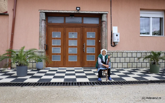 Marta, a local from Carașova who is waiting for her grandchildren at home, for the holidays. Photo: Daniel Guță.