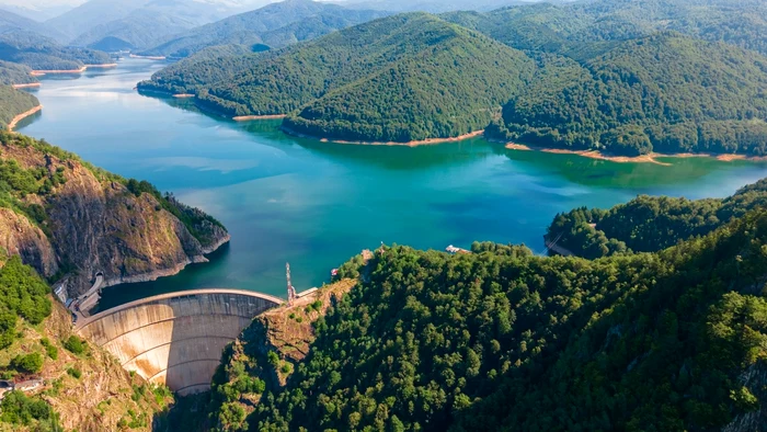 Lake Vidraru PHOTO: Shutterstock