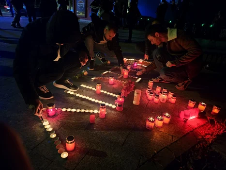 Constantians lighting candles in memory of the victims/PHOTO: Andrei Șitan