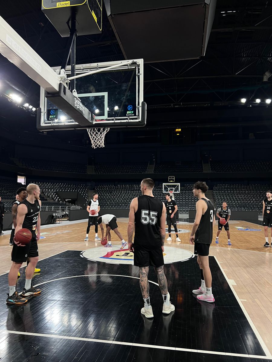 Saulius Kulvietis (in the distance) won the 3-point contest before the match with Venezia/Photo: David Istrate (GSP.ro) After 4 consecutive away trips, U-BT Cluj-Napoca returns to its home ground! Important match with Venezia: