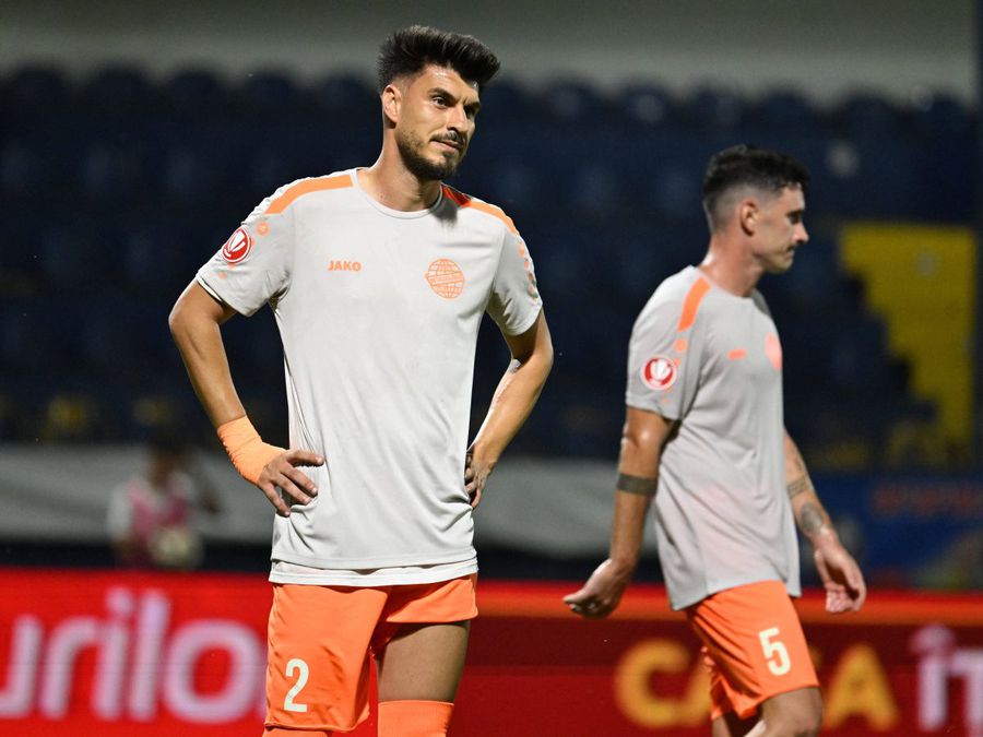 Cosmin Achim (number 2), in the shirt of Metaloglobus, photo: Imago Images Adrian Mutu, EXPLOSIVE revelations: