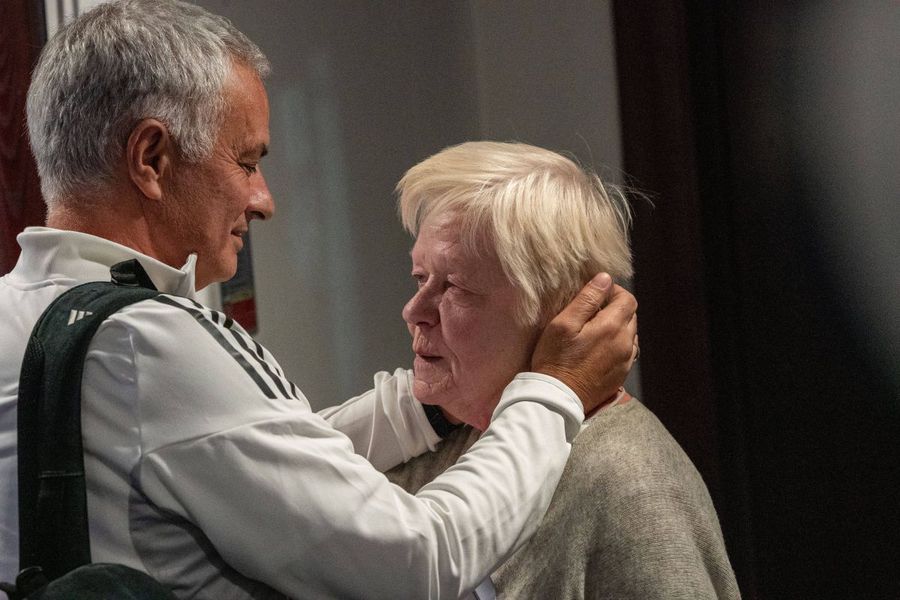 Who is the woman Jose Mourinho has dressed for a long time to return to Stamford Bridge