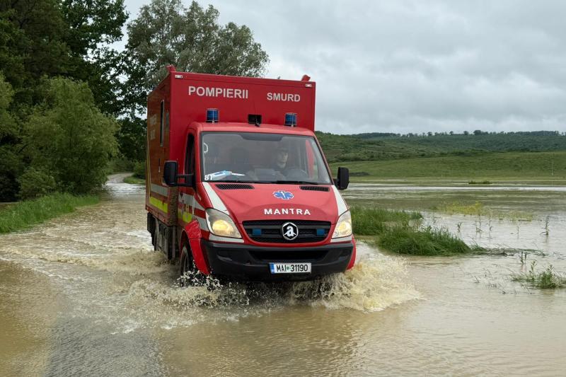 Car taken by the flood in Constanța. A person, stuck on the hood