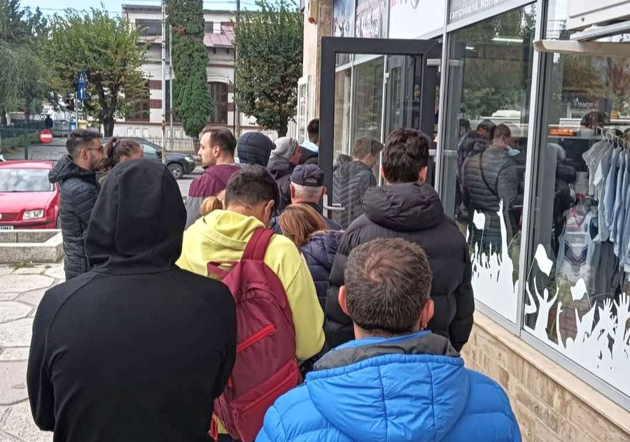 Picture captured this week at the official store of FC Argeș Dinamo upsets an entire city! Bulletin tickets, queues and house