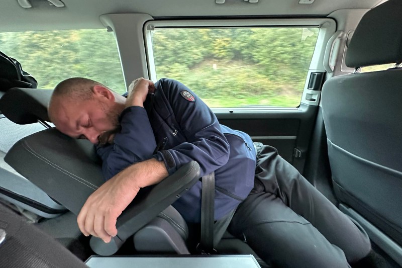 Viral photography with the director of a museum in Sibiu who sleeps in the car during a trips: