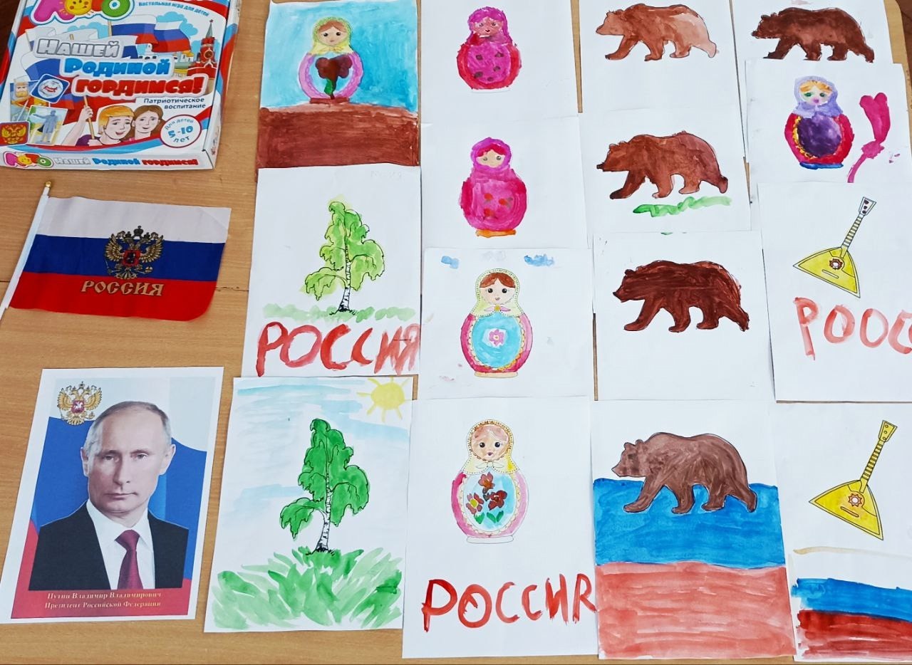 Children prepare greeting cards to celebrate Putin's birthday