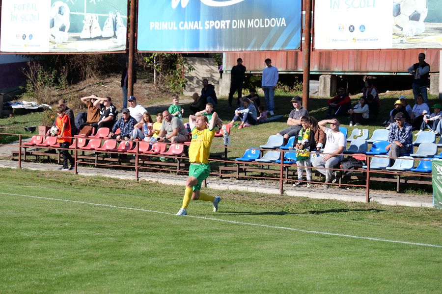 On the lawn, the rivalry is dispersed. It's a duel of young people with mature. Photo: Andrei suppl, GSP Chisinau's derby played among cows and bolids, under the eyes of GSP reporters »a Romanian coach, insider for the national team