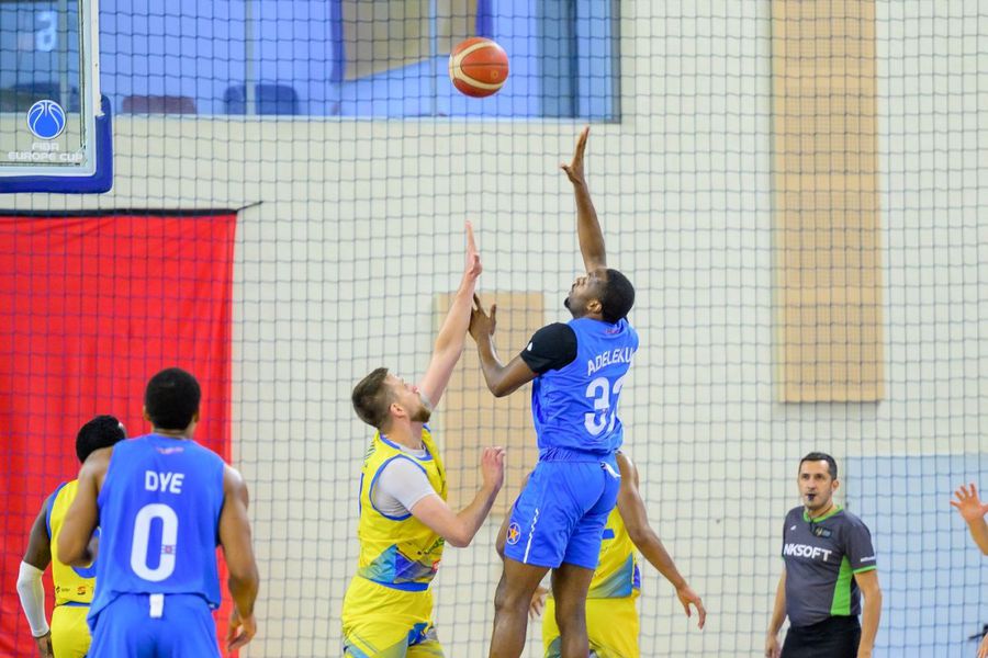 Dame Adelekun, shooting at the basket in the confrontation with CSM Corona Brașov from the first stage/Photo: Facebook (Steaua Bucharest) Passionate about chess and the tactical side of basketball, the star of Stela Bucharest compared the capital of Romania with New York: