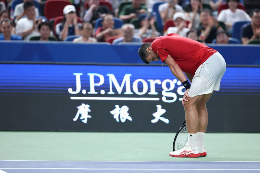 Novak Djokovic facing the harsh conditions from Shanghai Photo: Guliver/Gettyimages ATP considers the adoption of an official rule of brutal weather conditions, after the numerous abandones at Shanghai