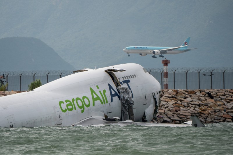 VIDEO A cargo plane skidded on landing in Hong Kong and fell into the sea. Two airport employees were killed