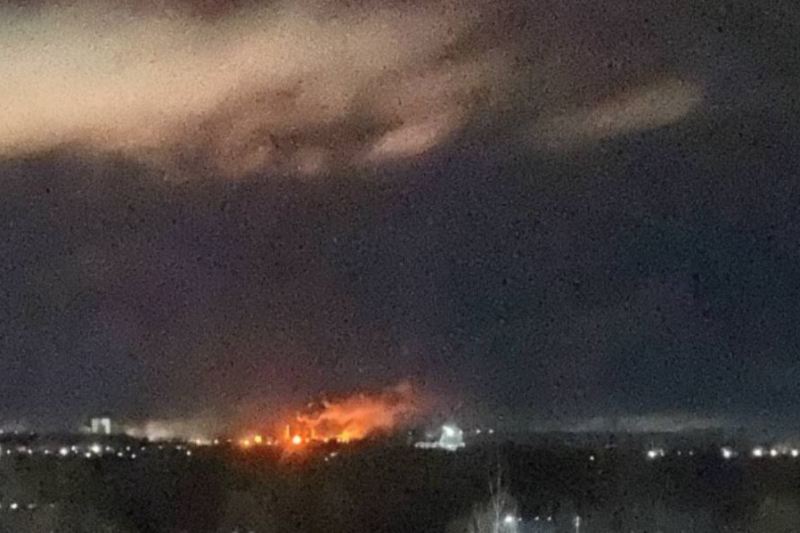 Airstrikes in waves over Moscow and other regions, airports across Russia closed / Refinery and chemical plant also targeted