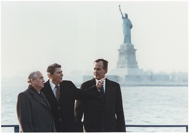 I sekretarz radzieckiej partii komunistycznej Michaił Gorbaczow, prezydent USA Ronald Reagan i ówczesny wiceprezydent USA George Buch w Nowym Jorku, grudzień 1988 r.