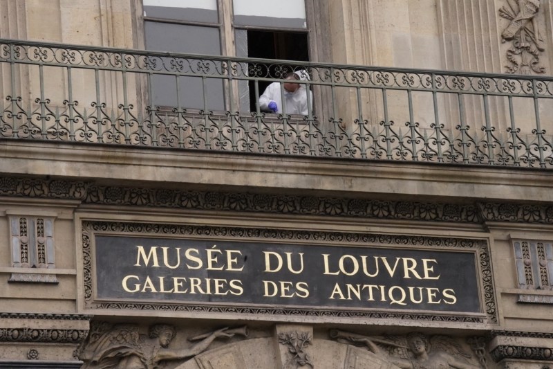 VIDEO The first images of the robbery at the Louvre: A museum visitor filmed one of the thieves in action