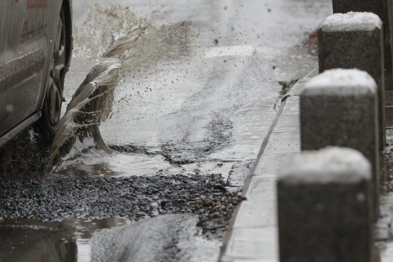 Video three drivers, three successive rubber feathers in the same place in Bucharest. One of them filmed the scene