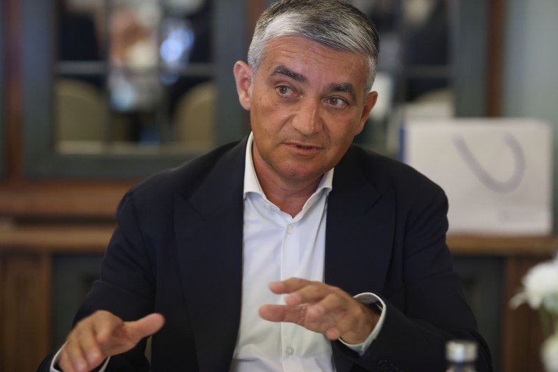The mayor of Sinaia, Vlad Oprea, returns to the town hall, after the prosecutor delayed asking for the extension of house arrest