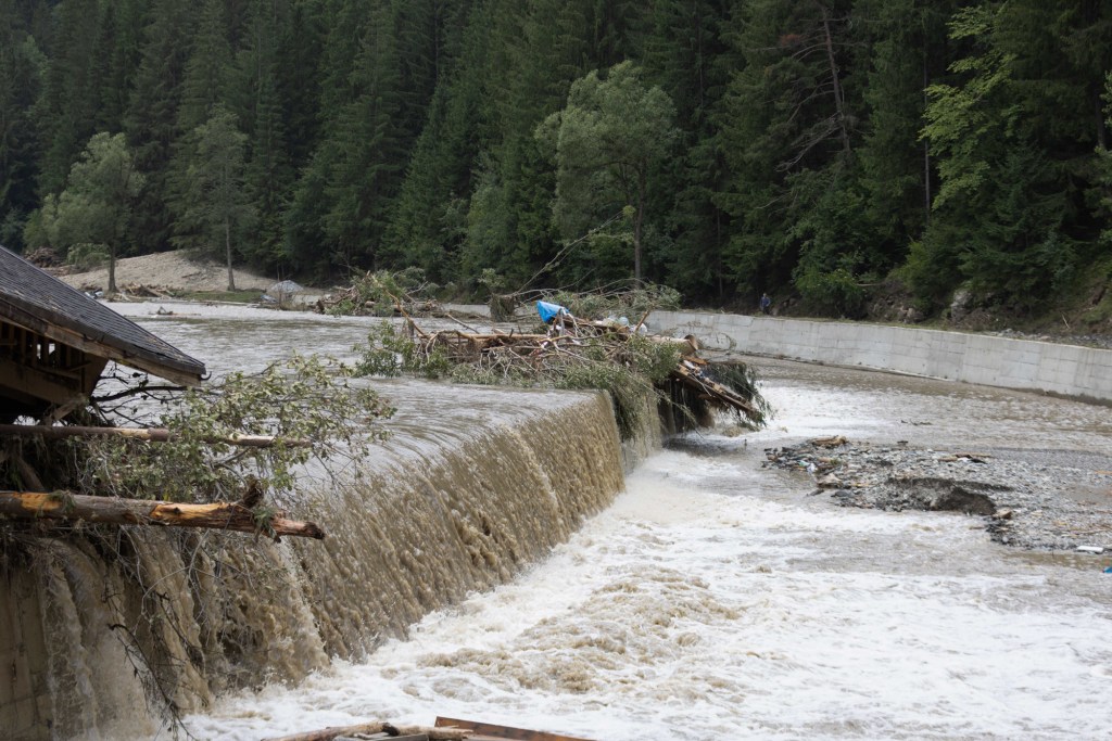 Increased flow of a river from Romania, illustrative photography. Inquam Photos / Casian Mitu