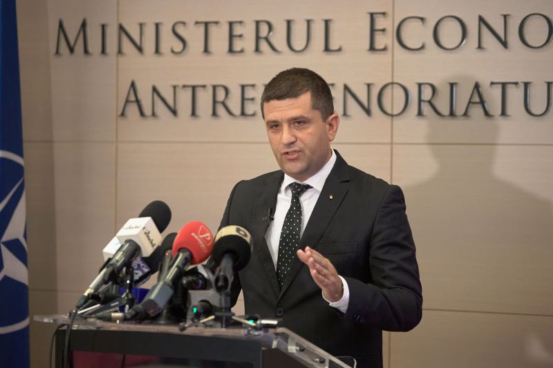 The simple motion against the Minister of Economy, voted today in the Senate. Radu Miruță, accused of transforming the institution into a