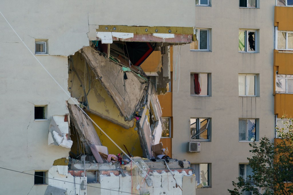 Explosion in a block of flats in the Rahova neighborhood. Inquam Photos / Tudor Pană