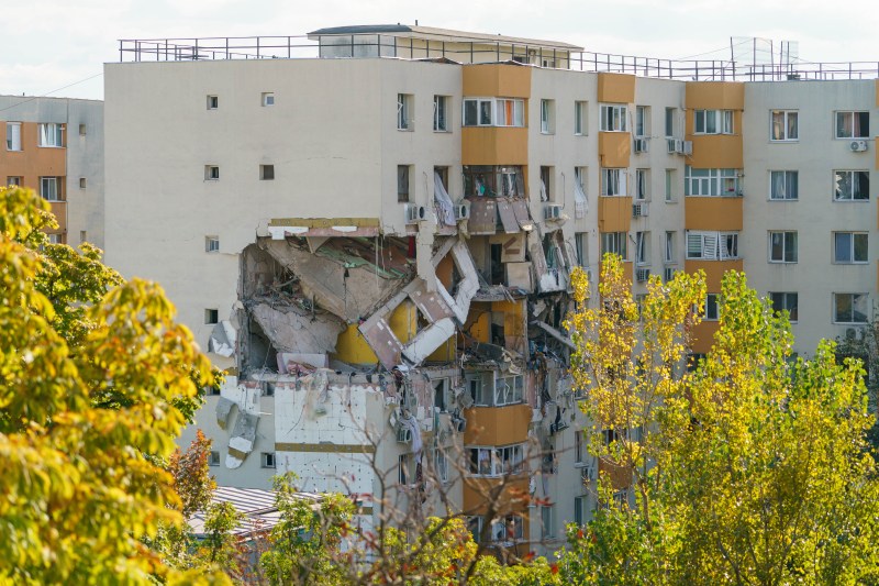 The aftermath of the explosion caused by an accumulation of gas in an apartment block in the Rahova district, Bucharest, October 17, 2025. Inquam Photos / Tudor Pană