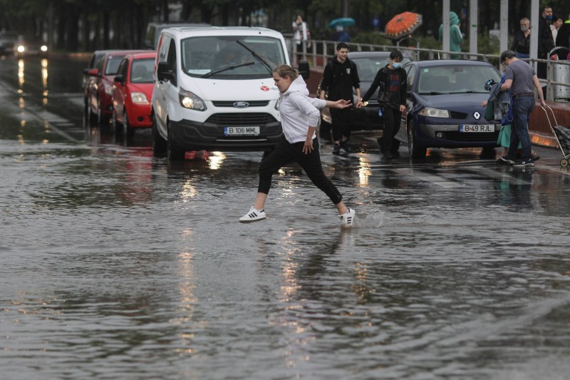 Red rain code in Bucharest. The sewerage system, transit by a maximum flow comparable to that of the Prut River