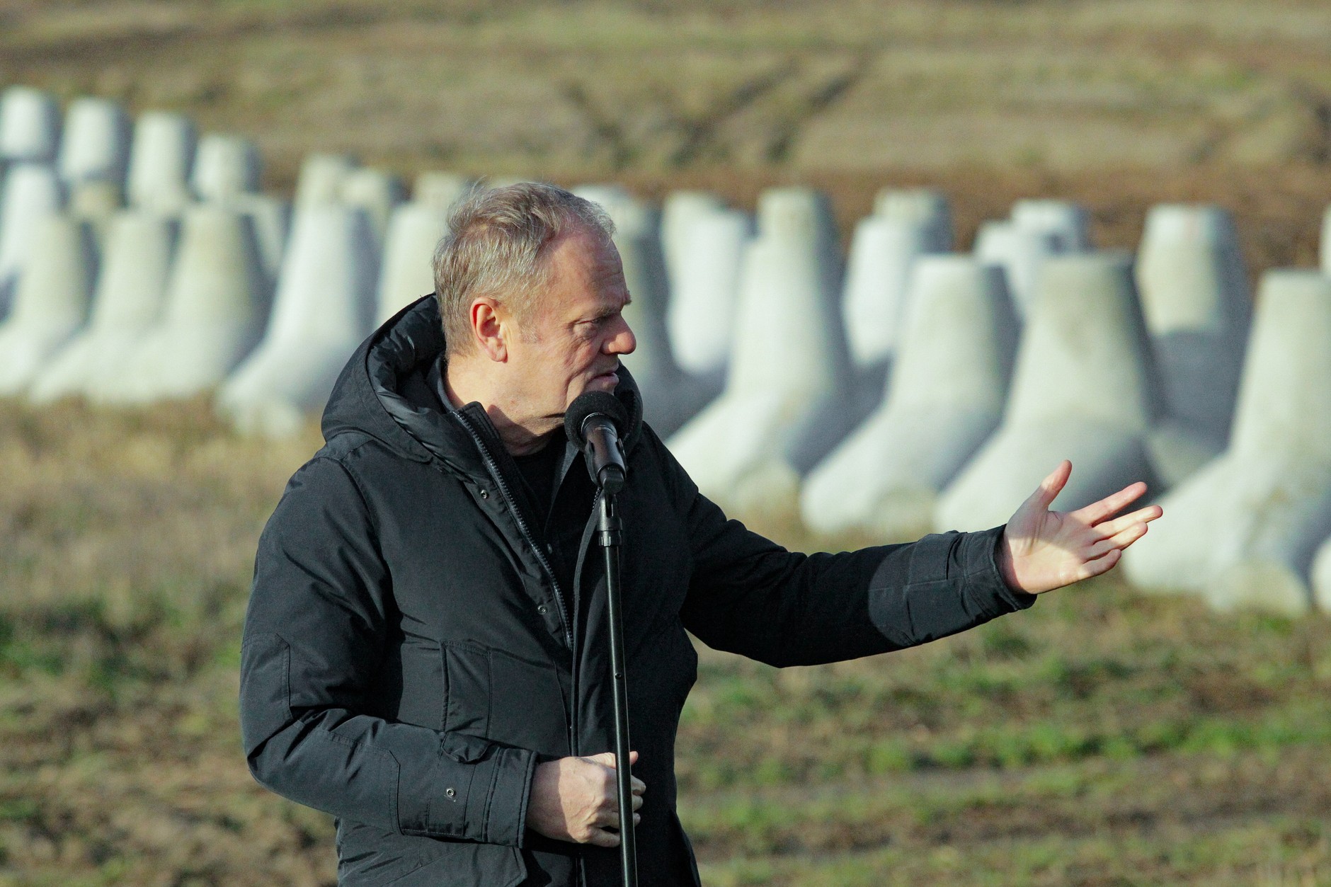Prime Minister Donald Tusk during a visit to the first constructed section of the East Shield, on the Polish-Russian border near the town of Dąbrówka (illustrative photo)