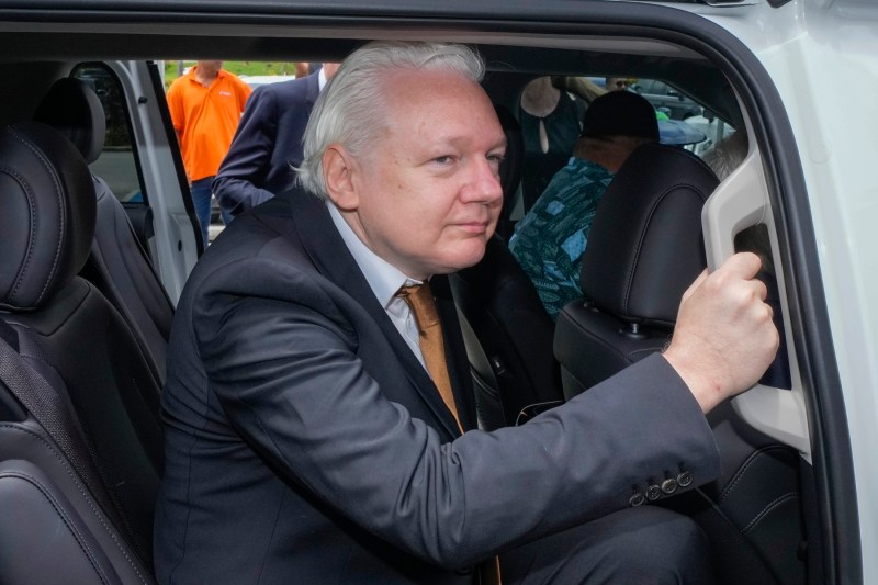 WikiLeaks founder Julian Assange leaves federal court in Saipan, Mariana Islands, Wednesday, June 26, 2024. Photo: Eugene Hoshiko/AP/Profimedia